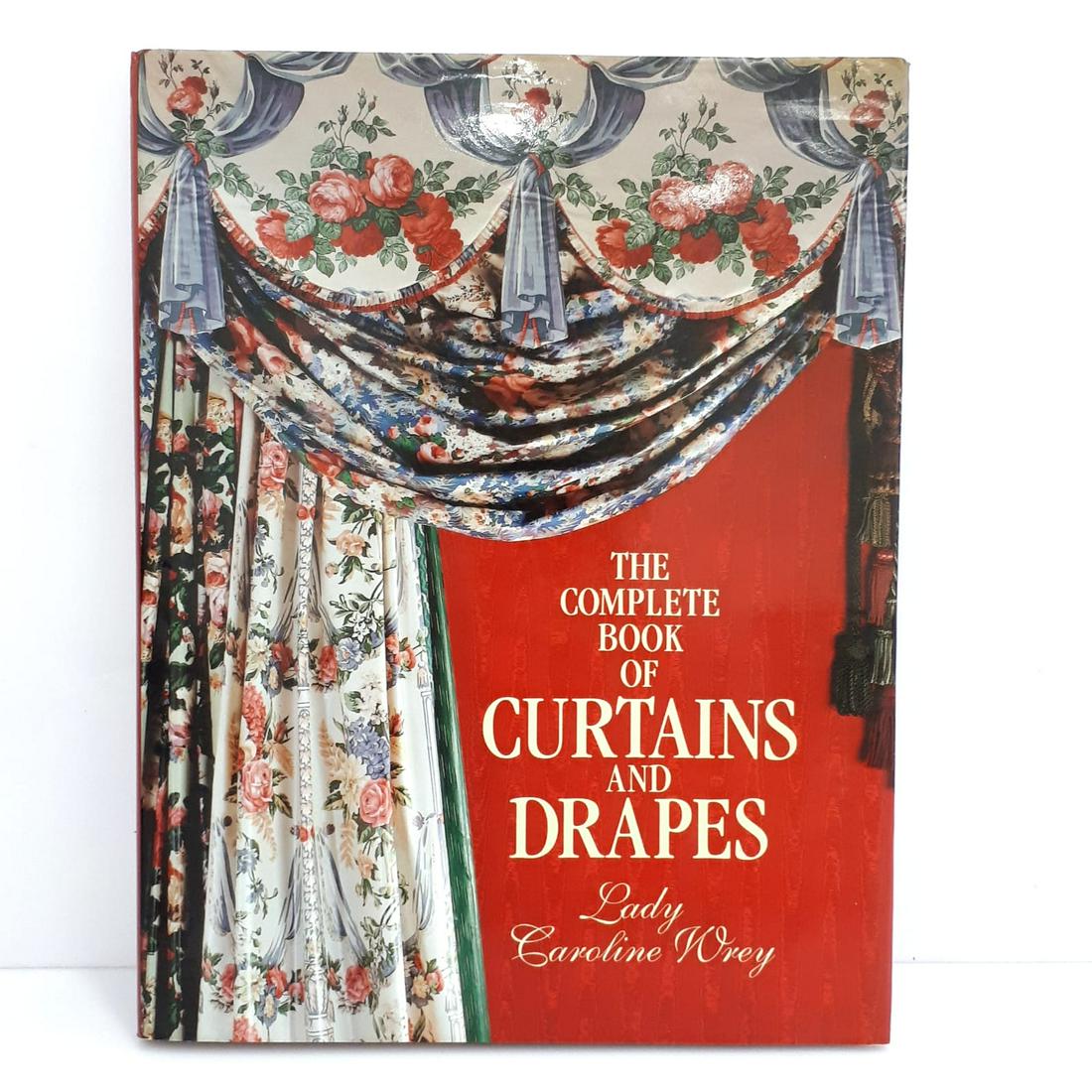 THE COMPLATE BOOK OF CURTAINS AND DRAPES: Author :LADY CAROLINE WREY Title :THE COMPLATE BOOK OF CURTAINS AND DRAPES Year : 1991 Number Of Volumes :1 Number Of Pages :135 Size :28,5x22x1,5 cm (11,22 x 8,66 x 0,59 / Inch ) Weight : 850 Gram Bi