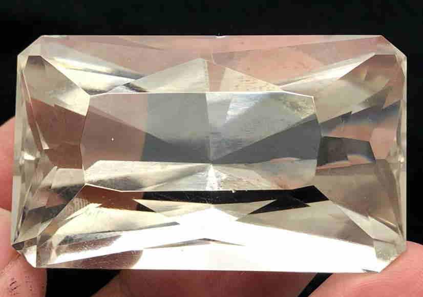 288 Carats Beautiful Huge Quartz Gemstone~48x30x28 MM (1 of 4)