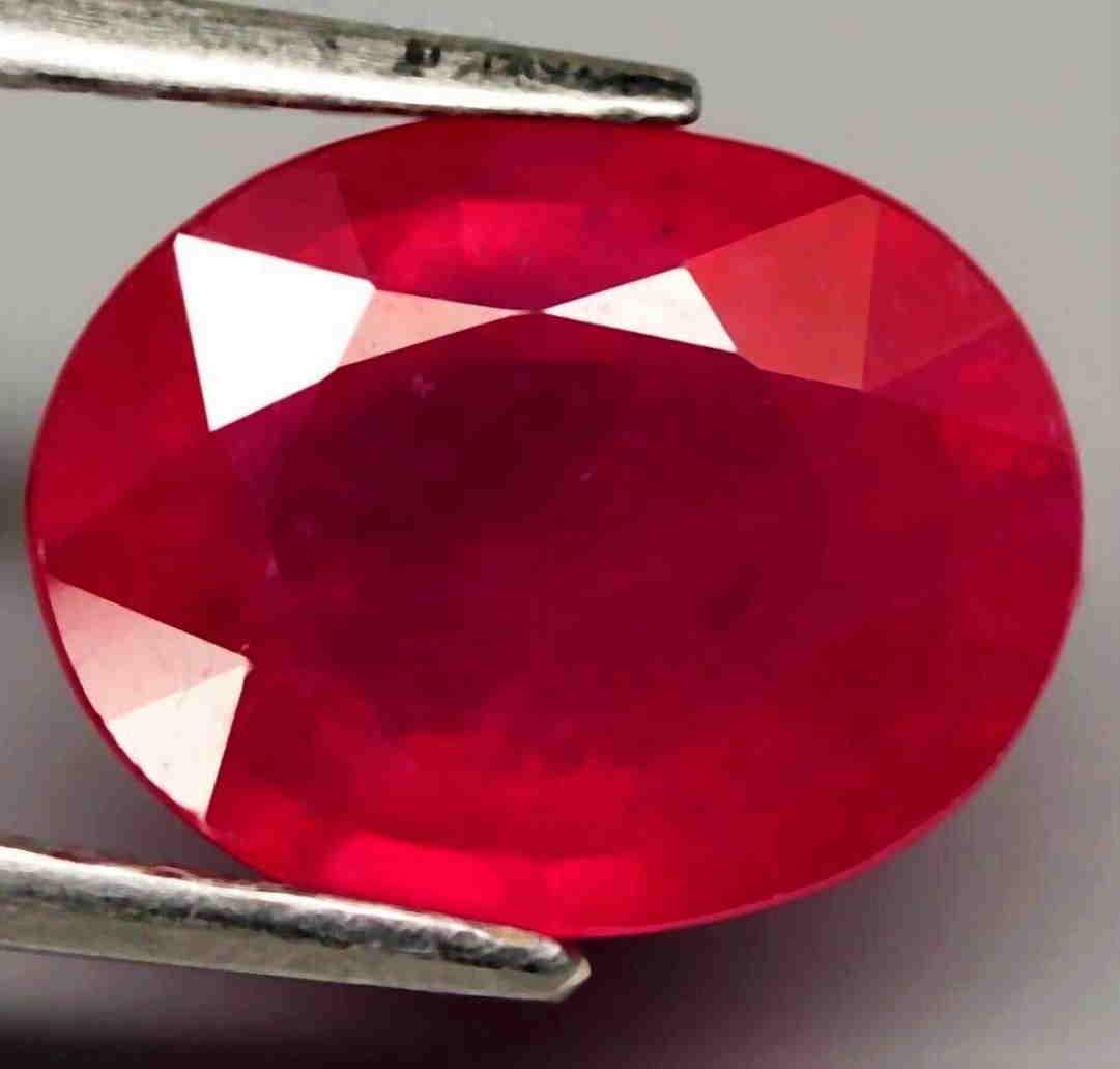 2,93 cts Natural Oval Blood Red Ruby (1 of 3)