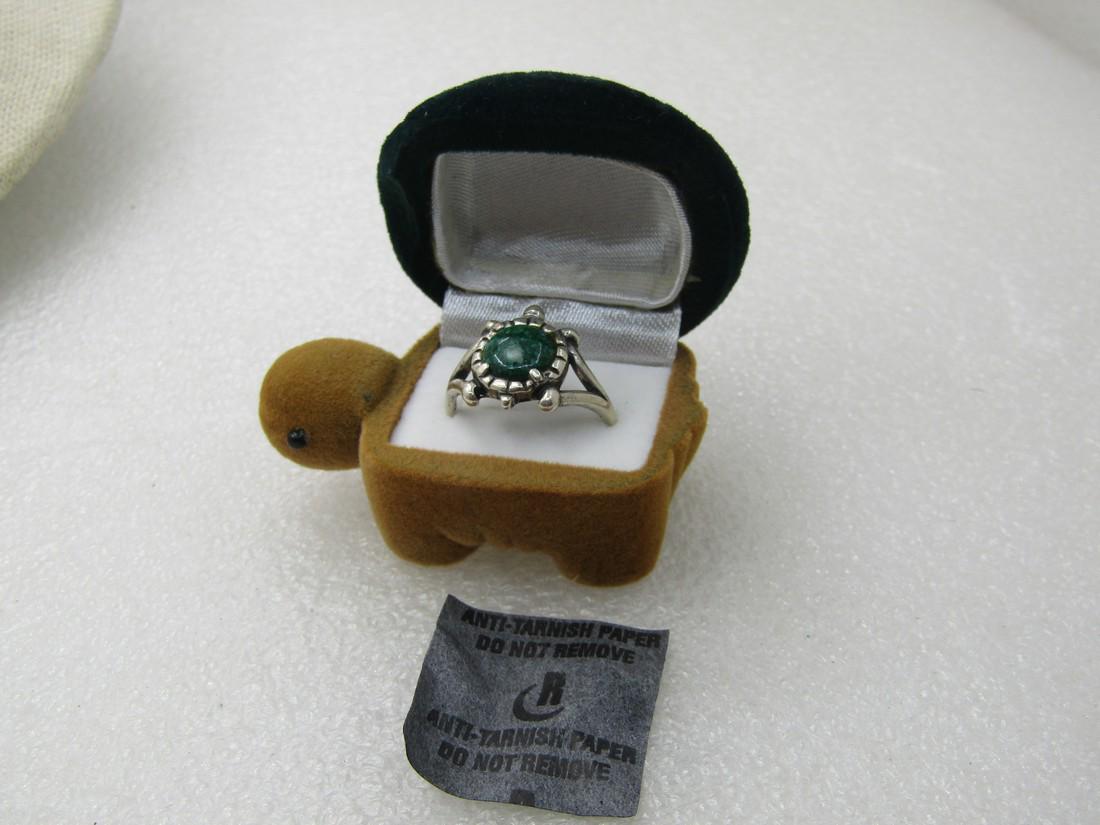 Sterling Silver Carolyn Pollack Relios Malachite Chip: Sterling Silver Carolyn Pollack Relios Malachite Chip Turtle Ring, Sz. 8 in Turtle Ring Box, 3.51 grams. Signed with the Carolyn Pollack Relios maker's marked, marked sterling and tested. Cute little