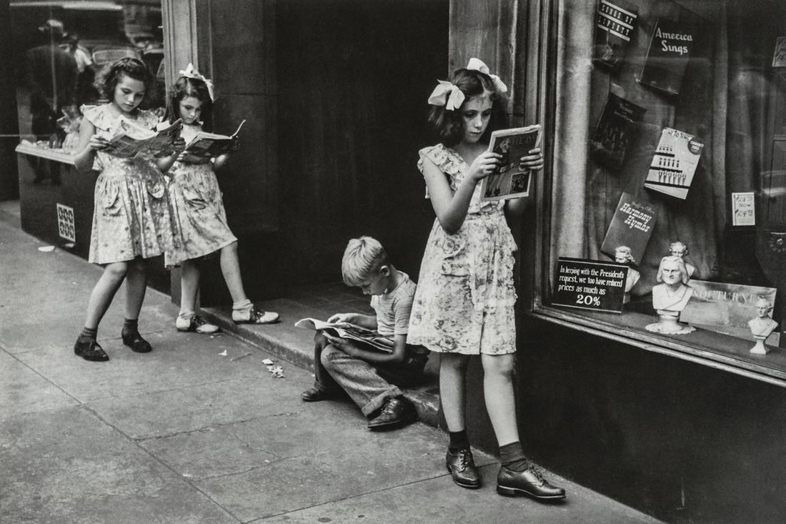 RUTH ORKIN - Comic-book Readers (1 of 1)