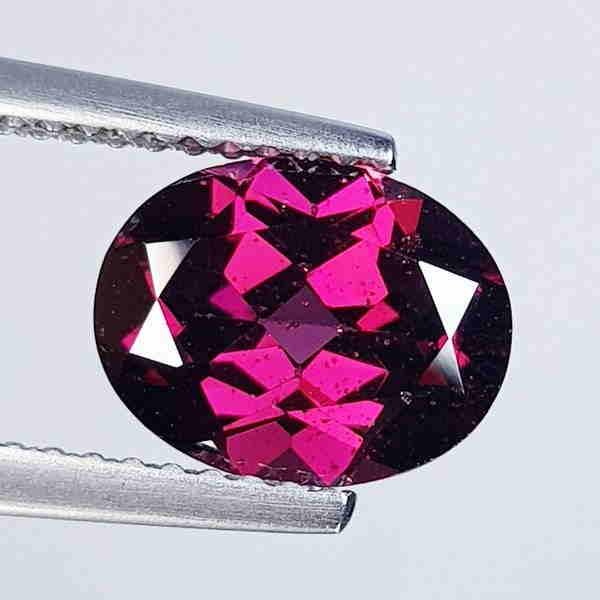 Natural Rhodolite Garnet Oval Cut 2.50 ct: No Reserve! Title: Natural Rhodolite Garnet Oval Cut 2.50 ct Color/Clarity: VVS - VS Gemstones: Gemstones Carat Weights: 2.5 Size/Dimensions: 9.00 x 7.20 x 4.50 Additional Information: Oval - Burma Sh