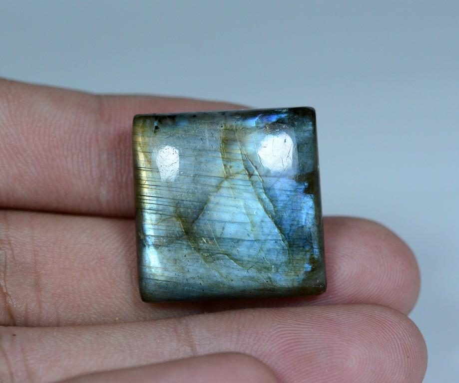 36.50 CT Beautiful Natural Labradorite Cab@Africa: Title: 36.50 CT Beautiful Natural Labradorite Cab@Africa Origin: Africa Weight: 36.50 Carat Size/Dimensions: 22x22x6 mm Reserve: $20.00 Shipping: Domestic: Flat-rate of $14.00 to anywhere within the c