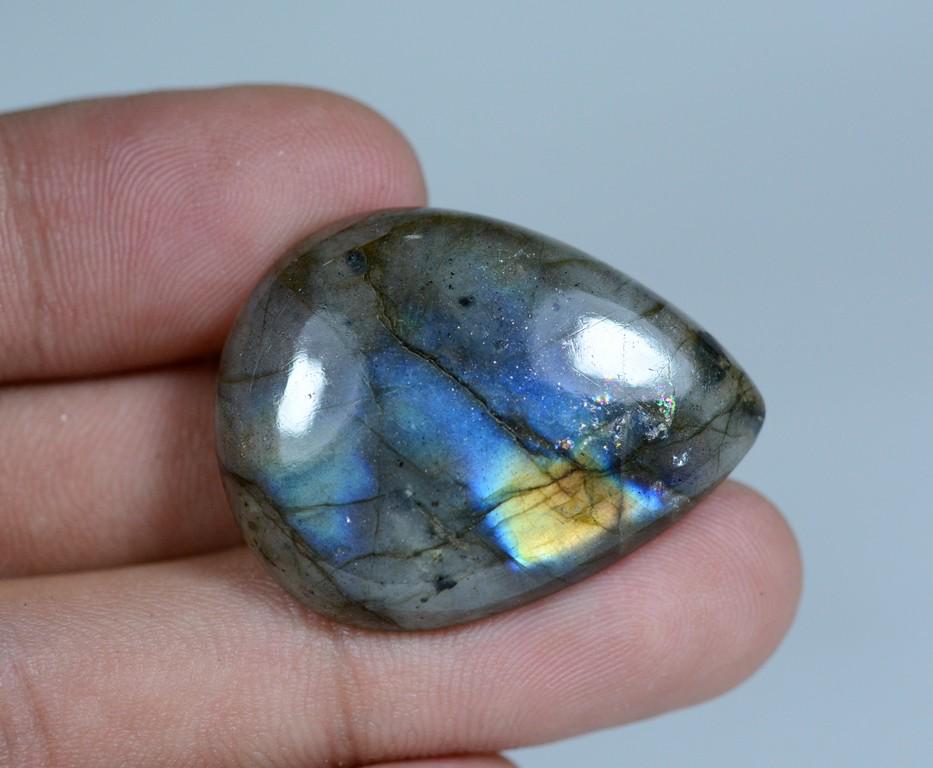 40.75 CT Beautiful Natural Labradorite Cab@Africa: Title: 40.75 CT Beautiful Natural Labradorite Cab@Africa Origin: Africa Weight: 40.45 Carat Size/Dimensions: 33x25x6 mm Reserve: $20.00 Shipping: Domestic: Flat-rate of $14.00 to anywhere within the c
