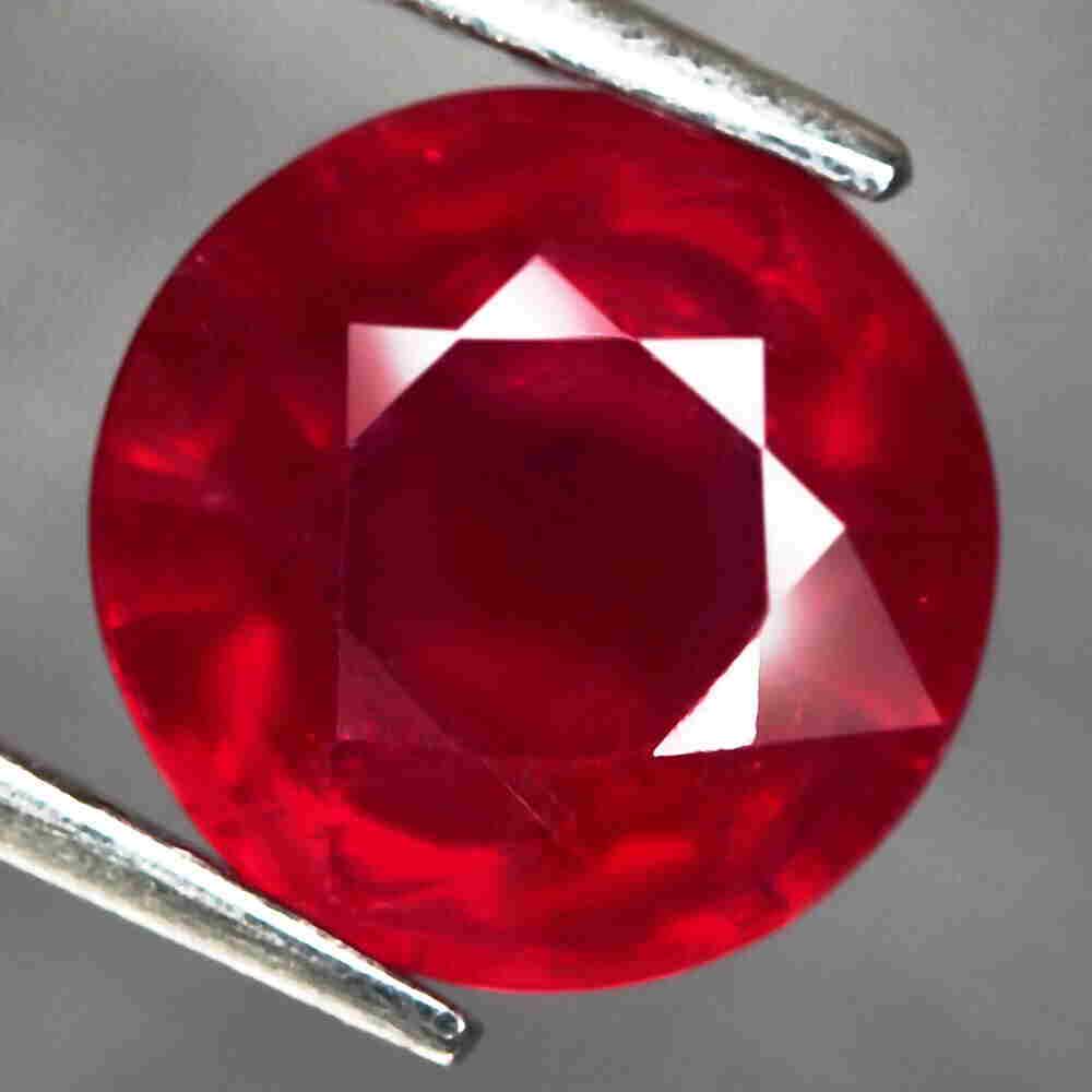 1,23 cts Natural Round Blood Red Ruby (1 of 3)