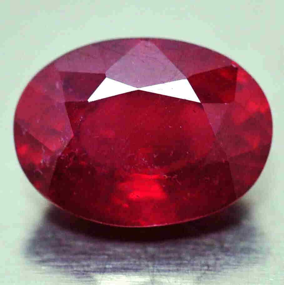 3,21 cts Natural Oval Blood Red Ruby (1 of 3)