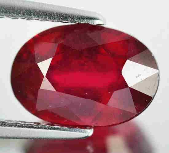 0,90 cts Natural Oval Blood Red Ruby (1 of 4)