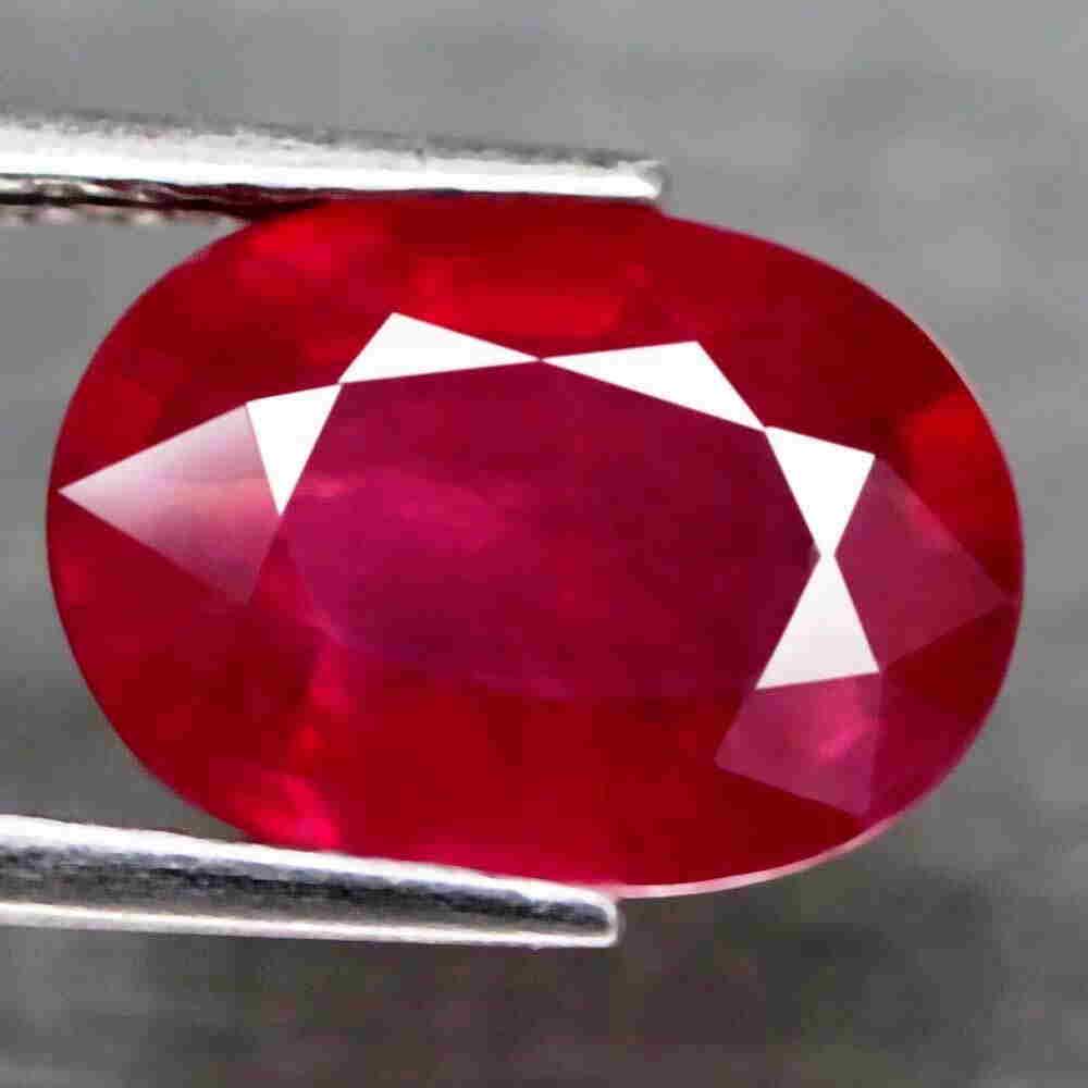 2,04 cts Natural Oval Blood Red Ruby (1 of 3)