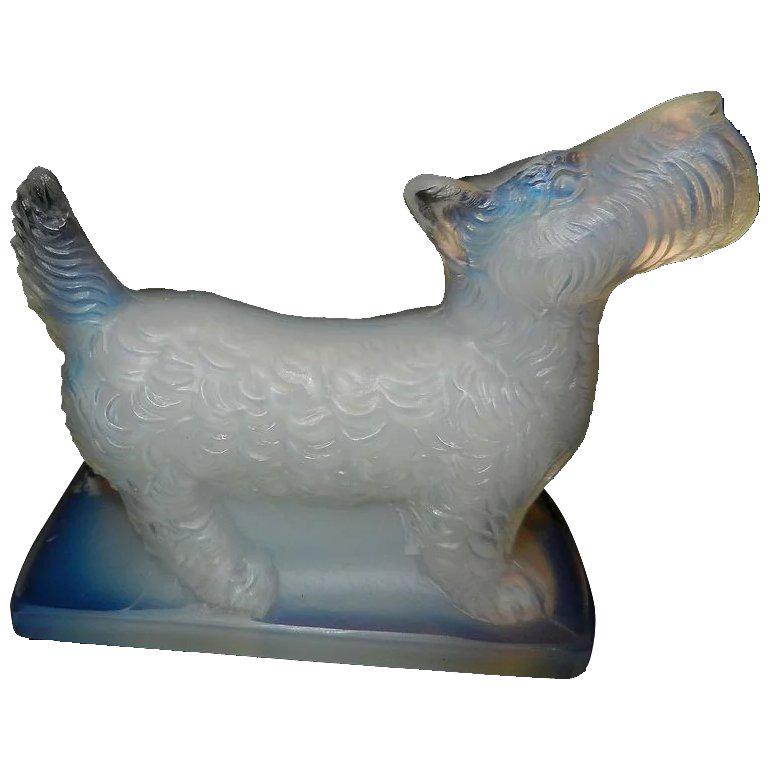 Vintage Sabino Medium Art Glass Scottie Dog Figurine: This Sabino Medium Art Glass Scottie Dog Figurine is in very good condition. Has the original foil label and is signed on the bottom. It does have a very minute flea bite on the left ear. I tried to s
