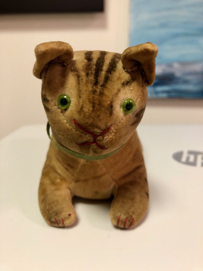 STEIFF CAT: Title: STEIFF CAT Date: c.1910 Dimensions:6” LONG Provenance/additional info: THEOREM PAINTED, ORIGINAL EYES,(NO BUTTON) 4” L Shipping: Domestic: Flat-rate of $20.00 to anywhere within the contigu