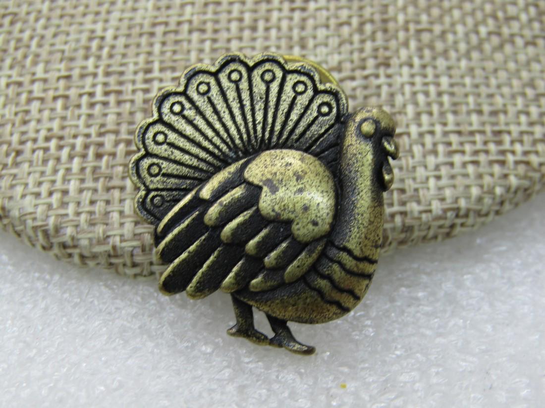 Vintage Thanksgiving Turkey Tack Pin, Signed JJ,: Vintage Thanksgiving Turkey Tack Pin, Signed JJ, 1980's, Brass-Tone. It is appx. 1" tall and wide. Very good condition. (INV. WBLMX.13o14.4 SS2281 J LD 8/16/20) Reserve: $15.00 Shipping: Domestic: Fla