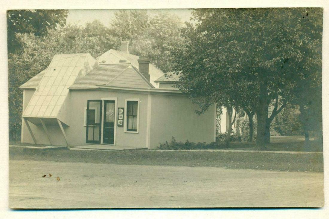 VINTAGE WELLER s PHOTOGRAPHY STUDIO w WINDOW WALL (1 of 2)