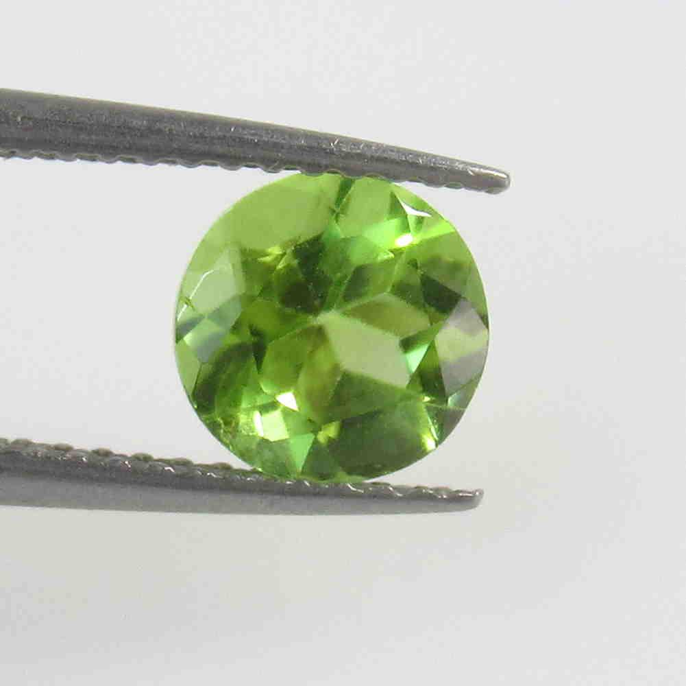 1.21 Ctw Natural Pakistan Peridot Round Cut: No Reserve! Title: 1.21 Ctw Natural Pakistan Peridot Round Cut Stone Clarity: VVS Gemstone: Peridot Carat Weight: 1.21 Dimensions: 6.80 x 6.80 x 5.00 mm Additional Information: Top Class Luster / Exce