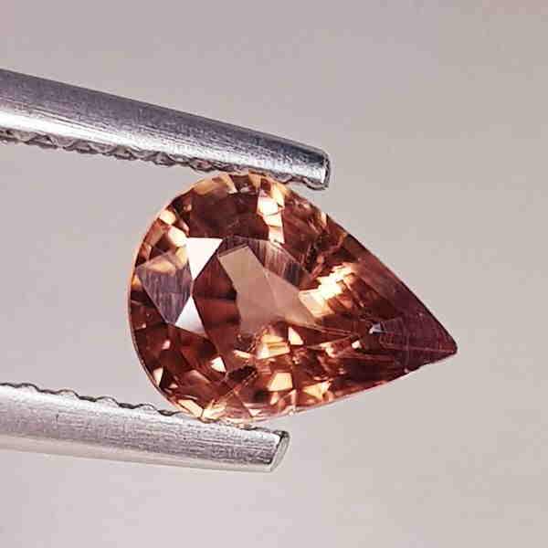 1.14 ct Natural Zircon Pear Cut: No Reserve! Title: 1.14 ct Natural Zircon Pear Cut Color/Clarity: VVS Gemstones: Loosegemstone Carat Weights: 1.14 Size: 7.30 x 5.49 x 3.41 Additional Information: Pear - Cambodia Shipping: Domestic:
