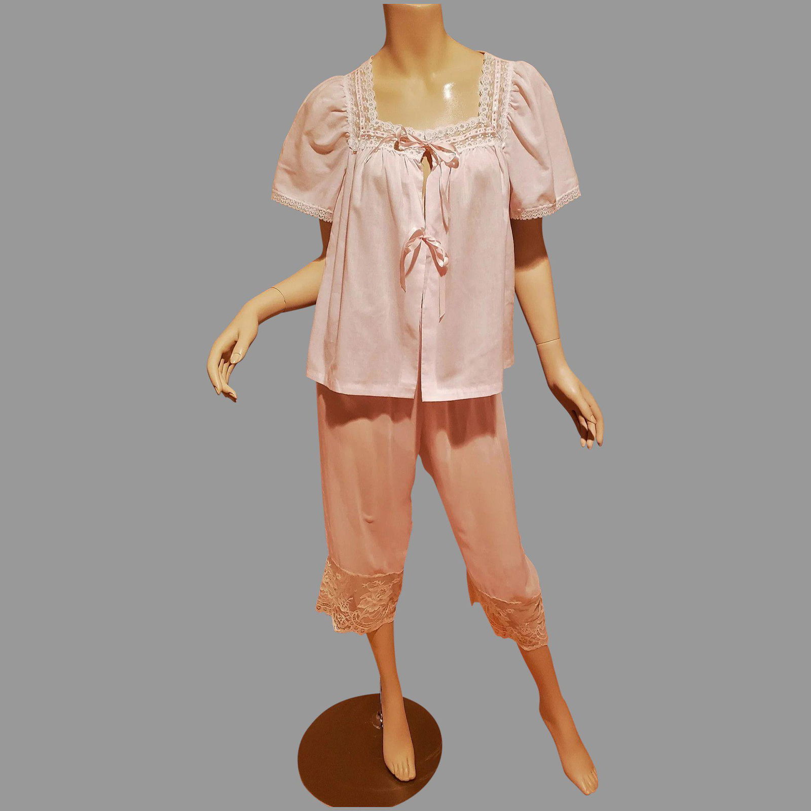 Vtg Sears bedroom ensemble Ballet Pink bed jacket and: Beautiful bed ensemble Lingerie by Sears . Cotton bed jacket with lace and ribbons and nylon knickers with french lace. Circa 1950 Size- S/M Sears of the past Reserve: $50.00 Shipping: Domestic: Flat-