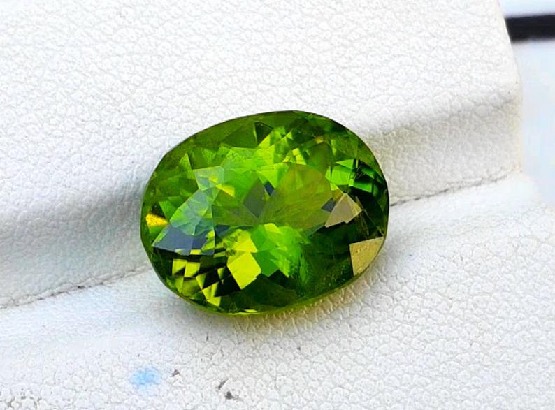 Peridot, 8.35 Ct Top Quality Oval Shape Peridot (1 of 3)