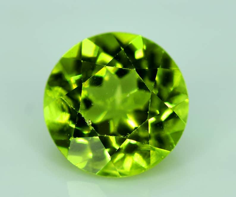 9.35 Carats Top Quality Round Cut Peridot 6 Gemstone: Material peridot Dimensions Carat weight: 9.35 Description Top Grade Peridot Gemstones Parcel Dimensions (mm) 7 x 7 x 5mm 6 Peace Weight (carats) 9.35 carats Treatment : Natural Origin : Pakistan Cali