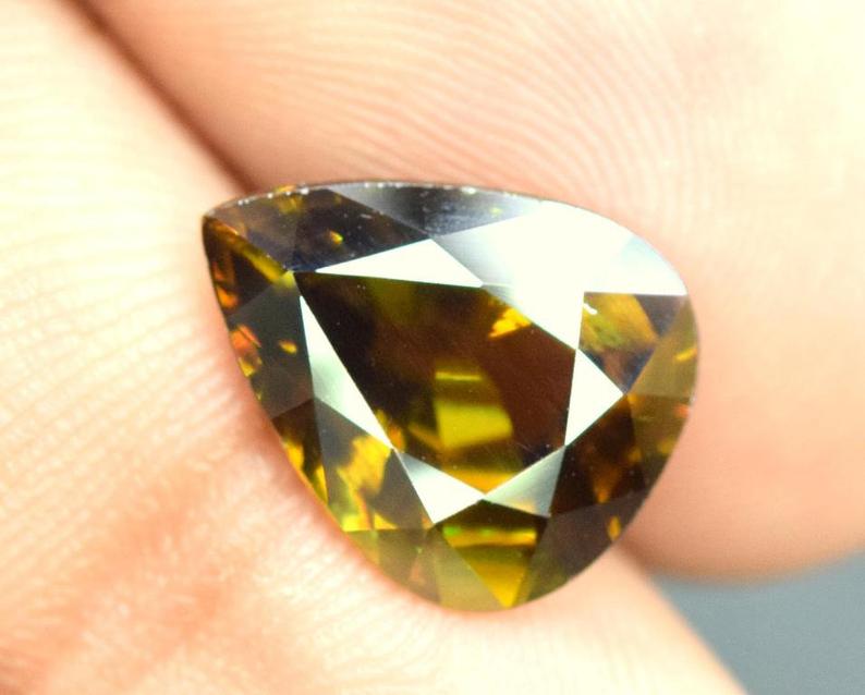 4.70 carats AAA Color Full Fire Natural Chrome Sphene (1 of 6)