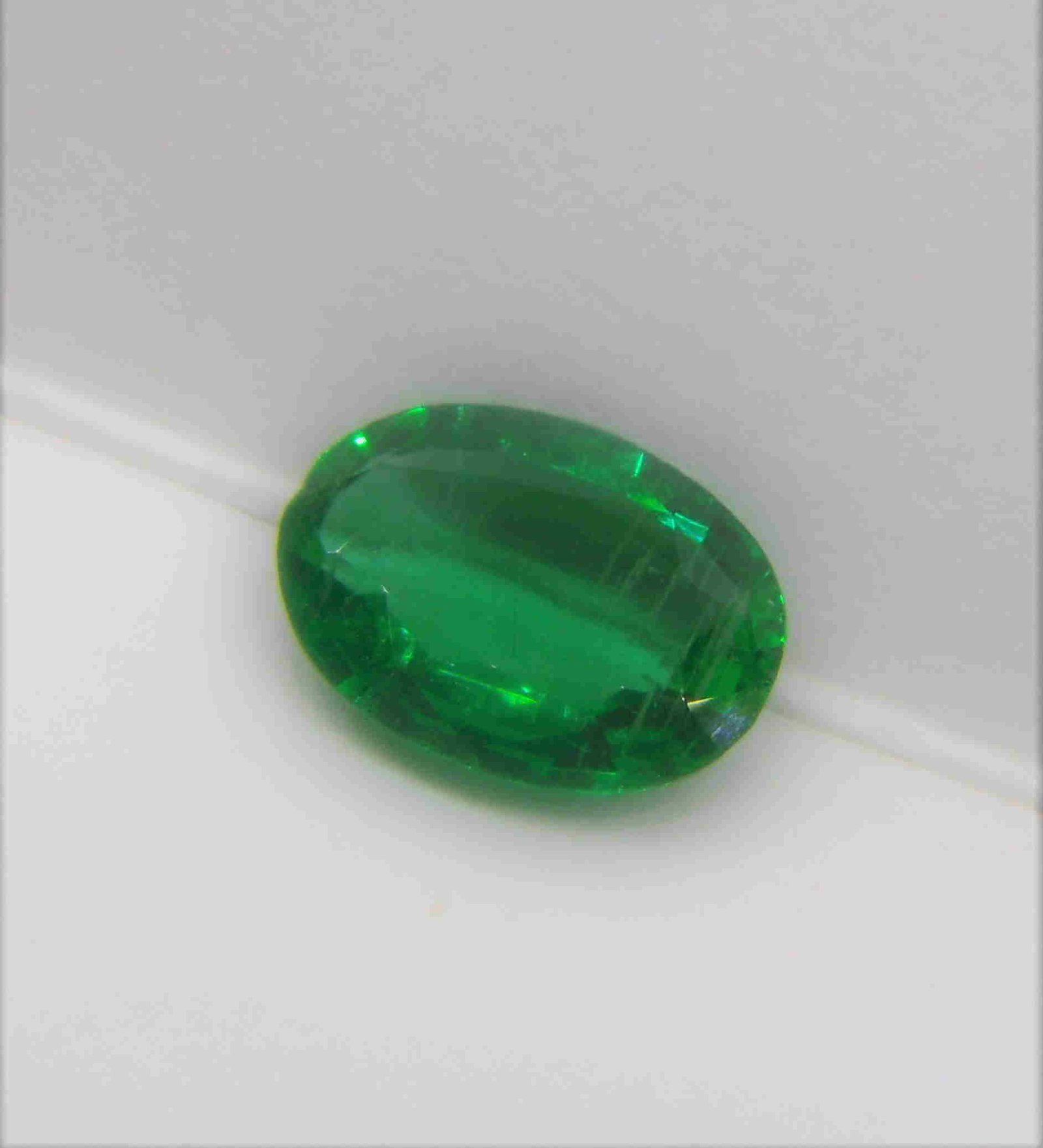 Emerald 6 x 8 mm Certified - 0.90 ct (1 of 11)