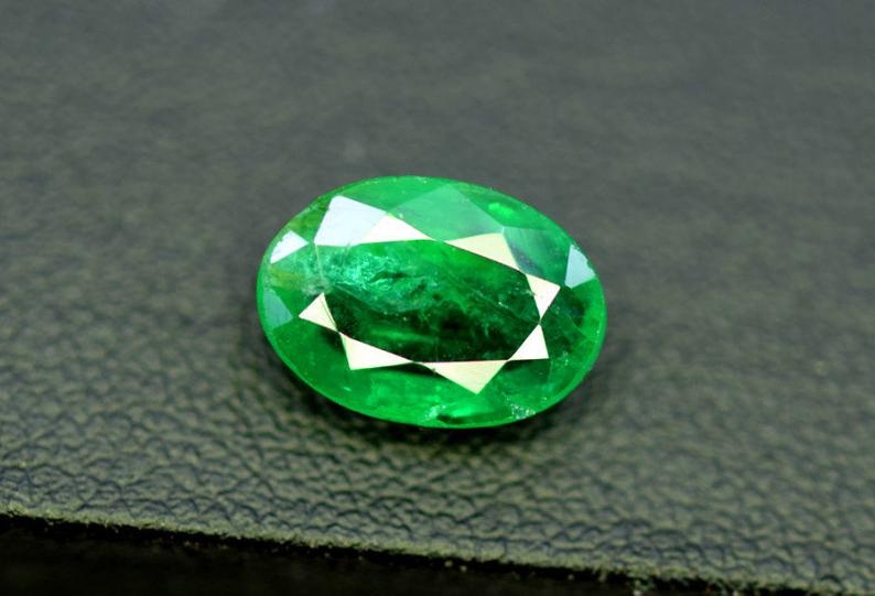 Emerald, 2.45 Carats Oval Cut Natural Zambian Emerald (1 of 4)