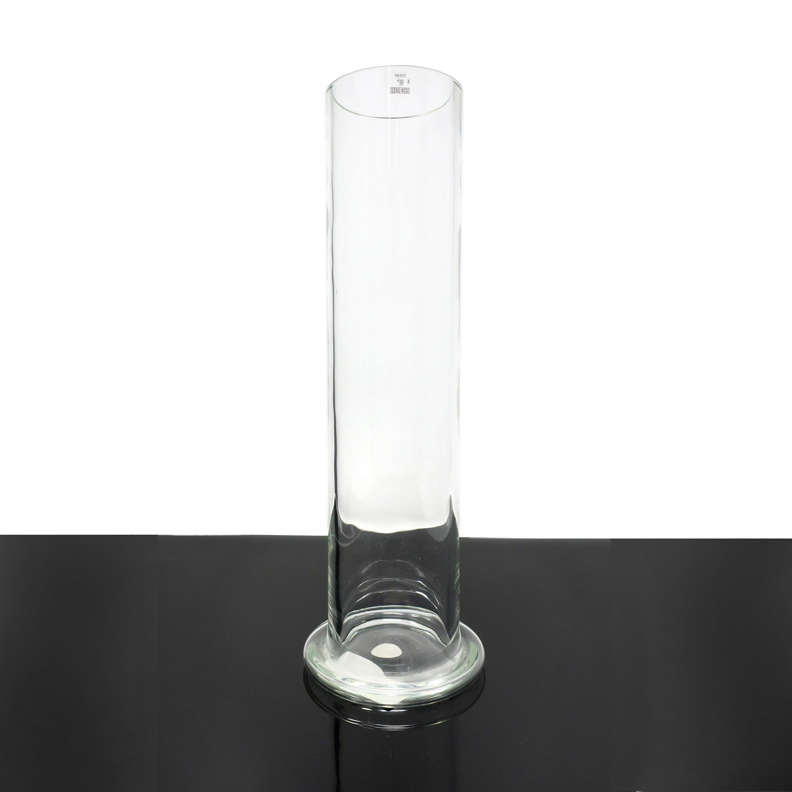 Jasper Morrison Cappellini Clear Glass Vase: Designed for Cappellini’s Progetto Oggetto line in 1993, this large vase by Jasper Morrison (b. 1959) is tall and slender with a gently expanding base where the vase touches its resting surface. Ori