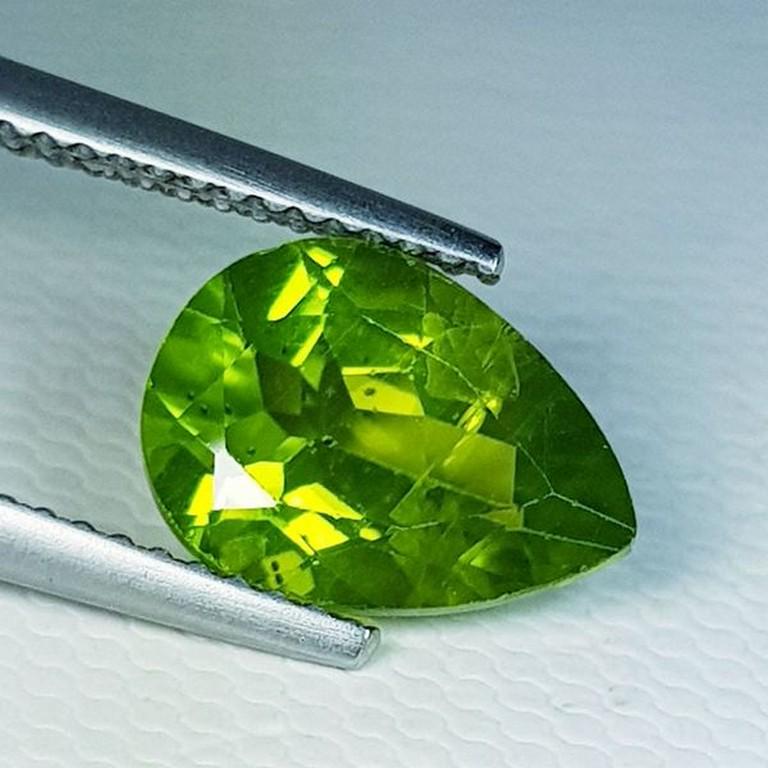 Natural Peridot Pear Cut 2.91 ct: No Reserve! Title: Natural Peridot Pear Cut 2.91 ct Color/Clarity: VVS Carat Weight: 2.91 Dimensions: 10.80 x 7.90 x 5.00 Additional Information: Pear - Pakistan Shipping: Domestic: Flat-rate of $7.0