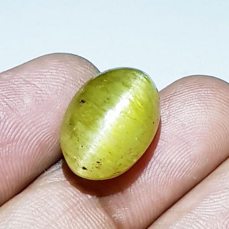 17.87 ct Natural Apatite cat's Eye: No Reserve! Title: 17.87 ct Natural Apatite cat's Eye Color/Clarity: Semi Transparent Carat Weight: 17.87 Dimensions: 16.80 x 10.75 x 10.85 Additional Information: Oval - Africa Shipping: Domestic: