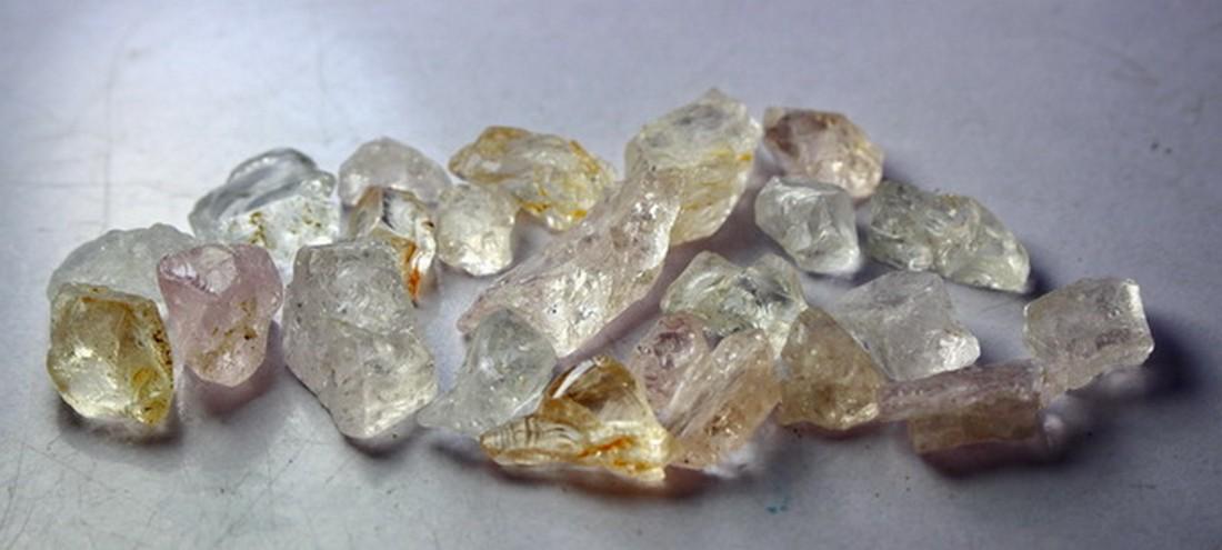 Natural & unheated~ Peach Pink Morganite Rough Lot: Title: Natural & unheated~ Peach Pink Morganite Rough Lot Color/Clarity: Pink Gemstone Type: Rough Carat Weights: 78.60 Cts Size/Dimensions: 16x10x8 mm Reserve: $15.00 Shipping: Domestic: Flat-rate of