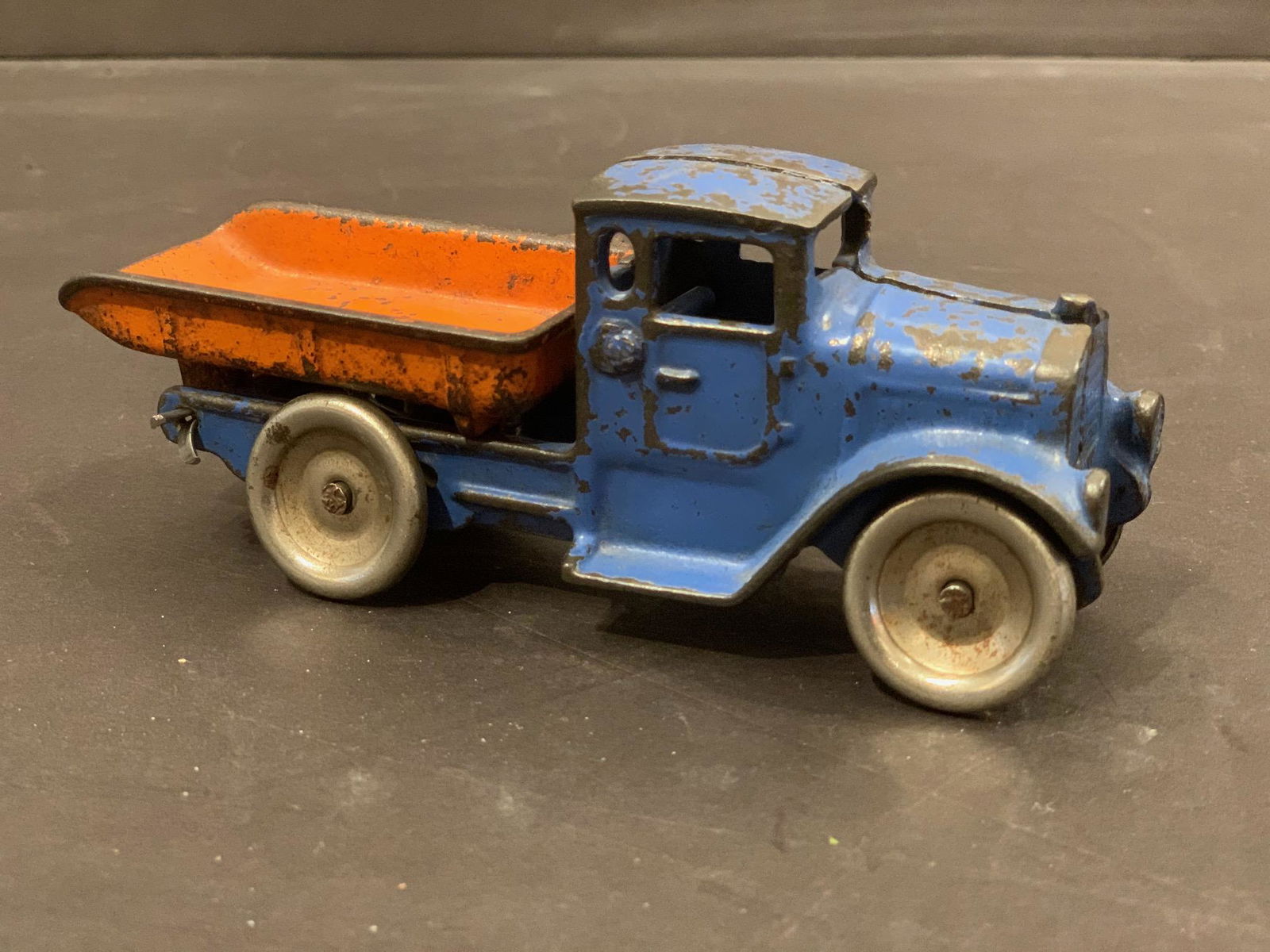 Early 20th c cast iron Dump Truck (1 of 5)