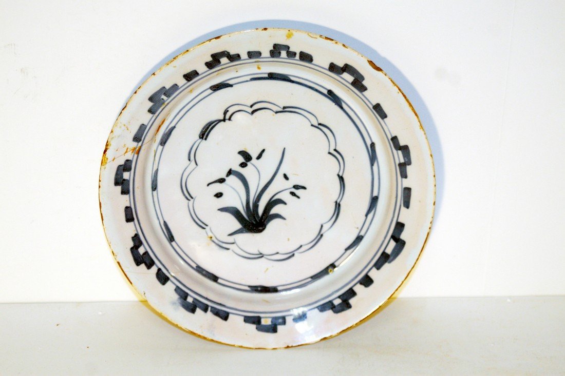 An early 18th century Bristol delft dish with a (1 of 2)