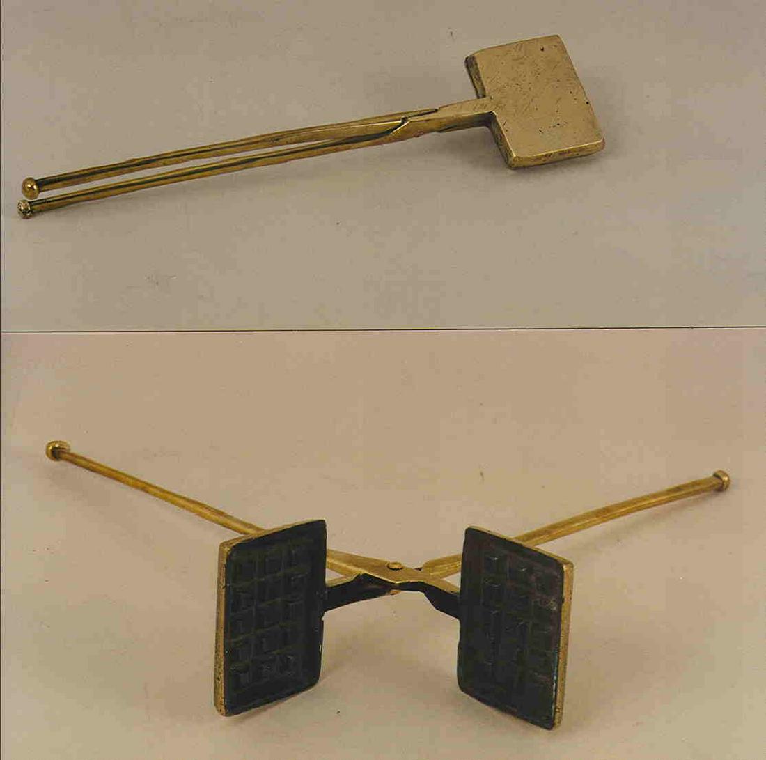 A small Dutch brass waffle maker (1 of 1)
