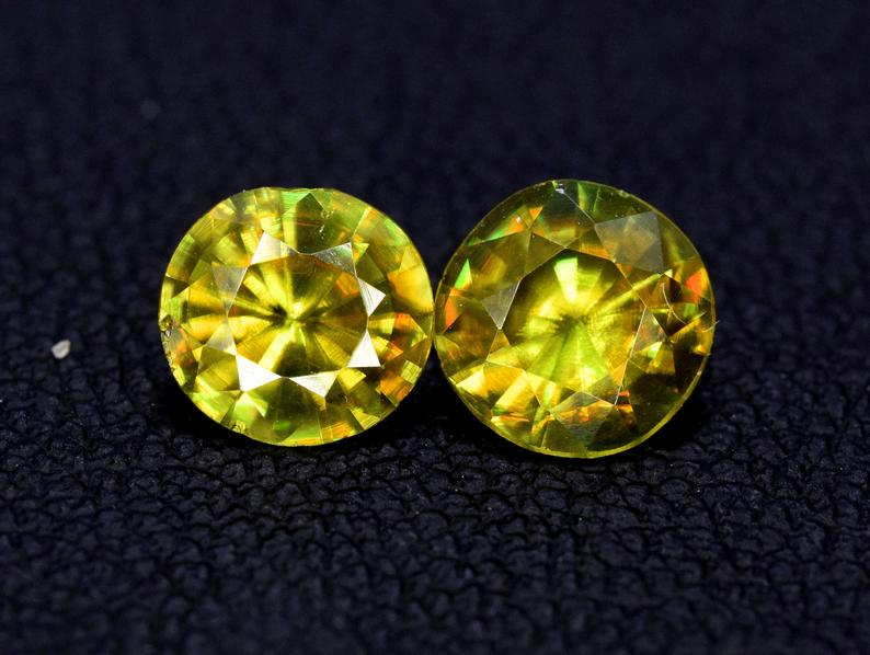 1.50 Carats Round Full Fire Sphene Titanite Gemstone: Materials Sphene, Gemstone, Pakistan, Flawless Dimensions Carat weight: 1.50 Description 1.50 Carats Round Full Fire Sphene Titanite Gemstone From Pakistan Weight : 1.50 Carats Size : 6 x 6 x 3 mm Ori