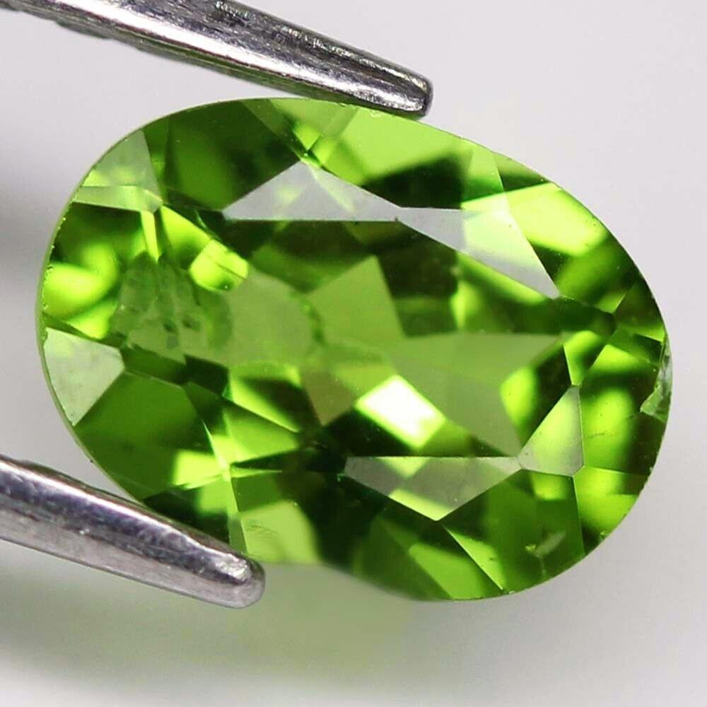 1,27 cts Natural Luminous Green Peridot Untreated (1 of 3)