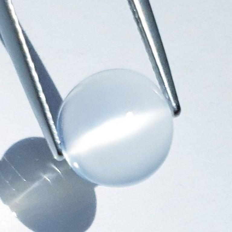 Natural Moonstone Cat's Eye 4.00 ct: No Reserve! Title: Natural Moonstone Cat's Eye 4.00 ct Color/Clarity: VS Carat Weight: 4 Dimensions: 10.50 x 10.50 x 5.50 Additional Information: Round - Tamilnadu Shipping: Domestic: Flat-rate of $7