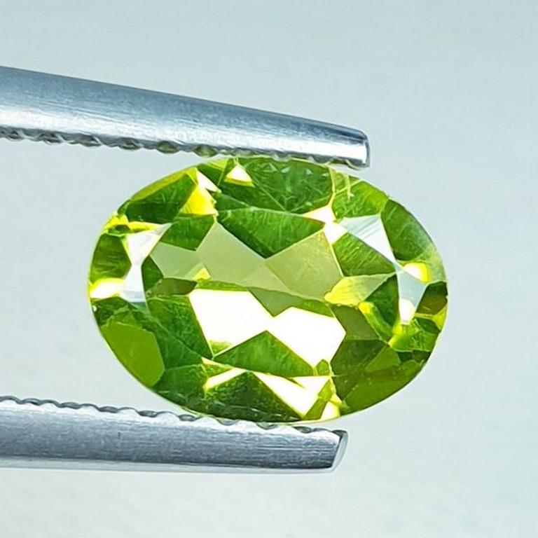 Natural Peridot Oval Cut 1.35 ct (1 of 3)