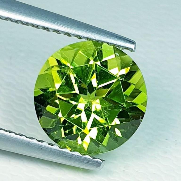 Natural Peridot Round Cut 2.83 ct: No Reserve! Title: Natural Peridot Round Cut 2.83 ct Color/Clarity: VVS Carat Weight: 2.83 Dimensions: 9.00 x 9.00 x 5.80 Additional Information: Round - Pakistan Shipping: Domestic: Flat-rate of $7.