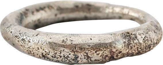 RARE VIKING BEARD RING, 10th-11th CENTURY AD JEWELRY: Silvered bronze. Round band, 2.6mm thick. 0.63” 11.9mm inside dimension, 15.6mm outside (0.48” 0.62”). The use of beard rings by Viking warriors is well documented but surviving examples are rar