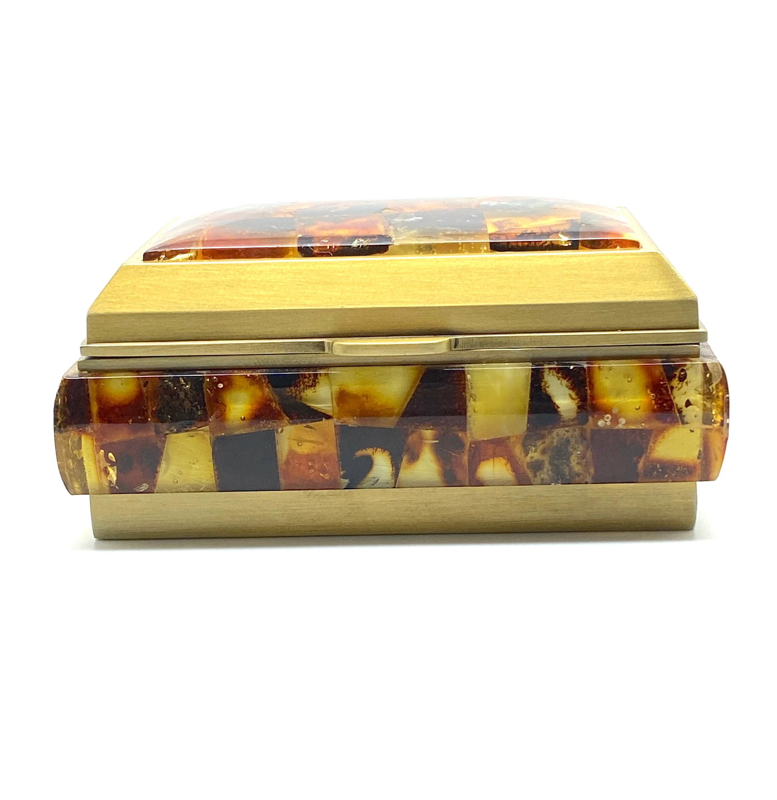 Astonishing Unique Antique Amber Jewellery box: Title: Astonishing Unique Antique Amber Jewellery box Maker: Unknown Origin: Unknown Date/Period: Unknown Materials: Amber Size:Size: 86.0 x 60.0 x 40.0 mm Size: 3.386 x 2.362 x 1.575 inches Descripti