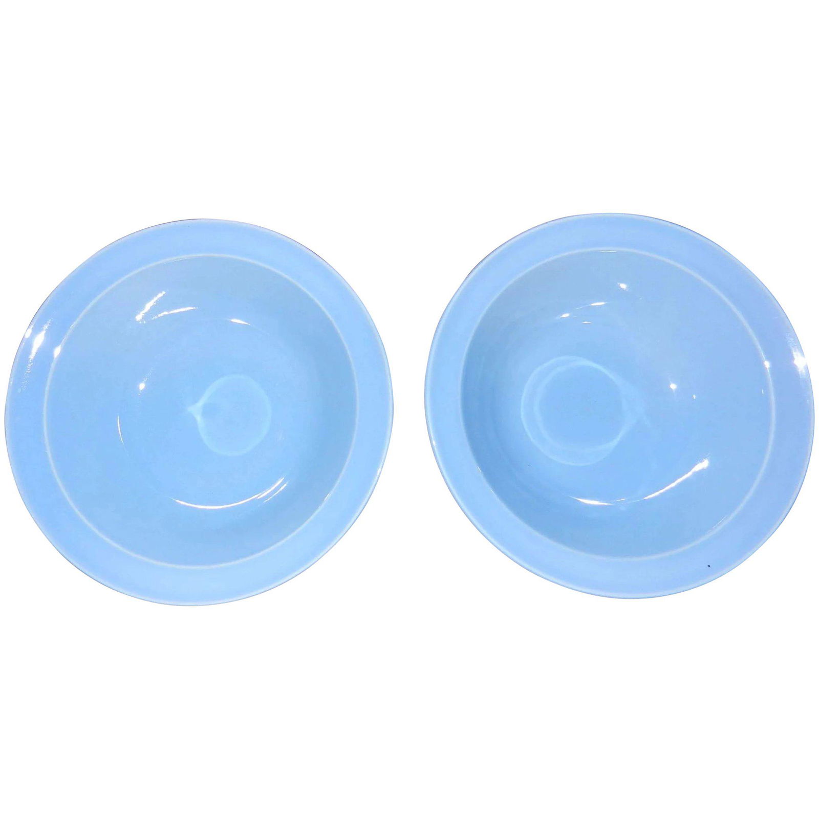 Vintage Pair of Taylor, Smith & Taylor Pastel Blue: Vintage Pair of Pastel Blue Lu-Ray Round Vegetable Serving Bowls In Excellent Condition! No chips, cracks, crazing or flea bites. Bowl measures 8 7/8” in diameter and approximately 2 ¼” deep. No