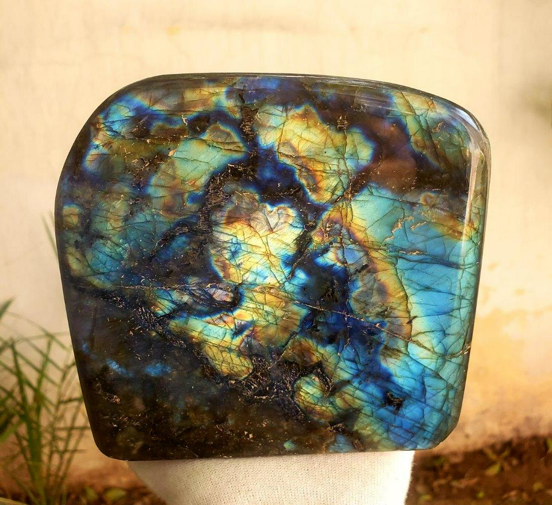 Beautiful Fire Labradorite Healing Tumble - 1732 Grams: Title: Beautiful Fire Labradorite Healing Tumble - 1732 Grams - 122X130X60 mm Origin: Afghanistan Reserve: $190.00 Shipping: Domestic: Flat-rate of $65.00 to anywhere within the contiguous U.S. Intern