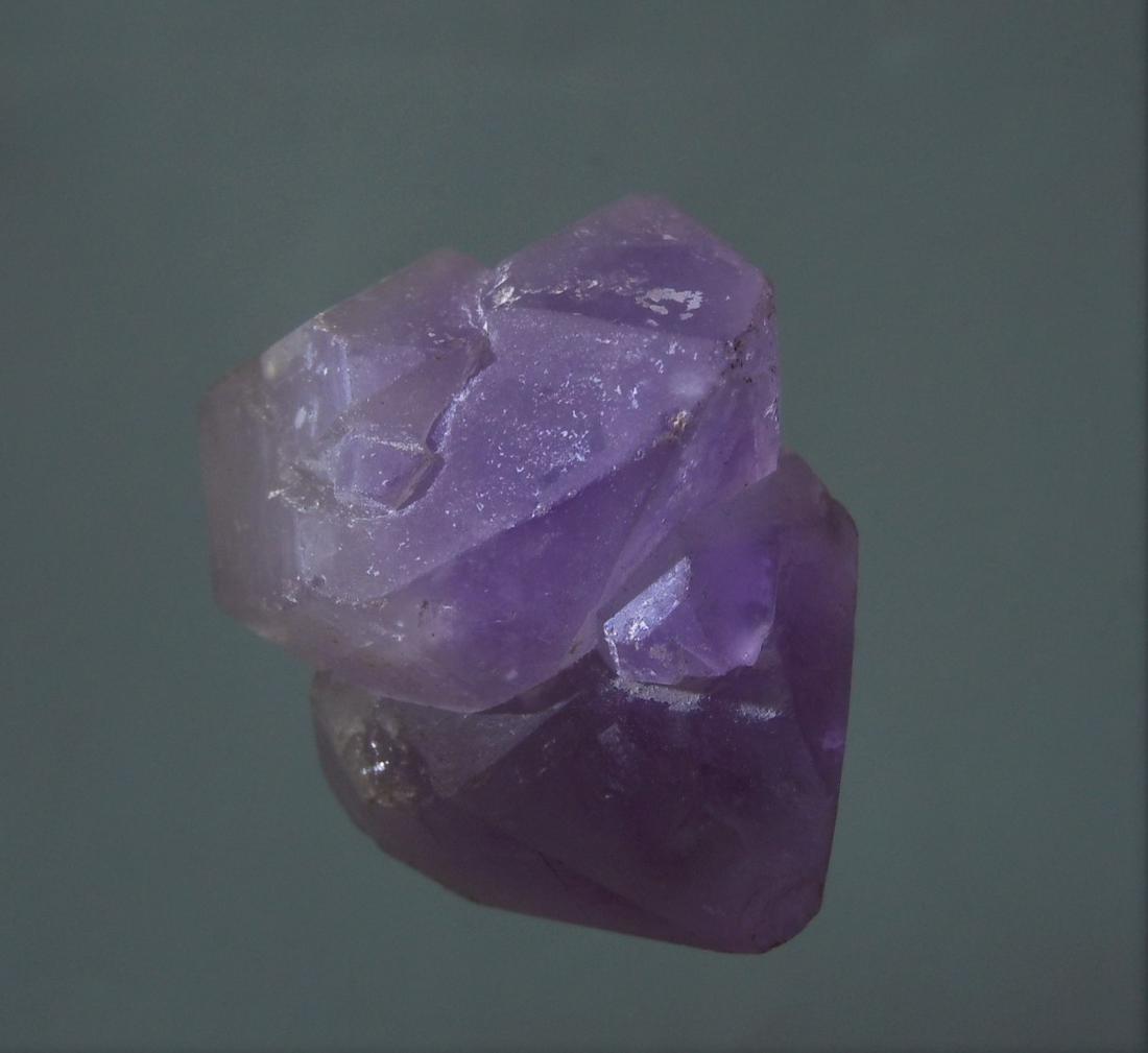 TWINNED AMETHYST CRYSTAL CLUSTER: Title: TWINNED AMETHYST CRYSTAL CLUSTER Origin: Minas Gerais. Brazil Size: 2x2x1.5 cm / 10 gram twinned amethyst crystal cluster Reserve: $3.00 Shipping: Domestic: Flat-rate of $6.00 to anywhere withi