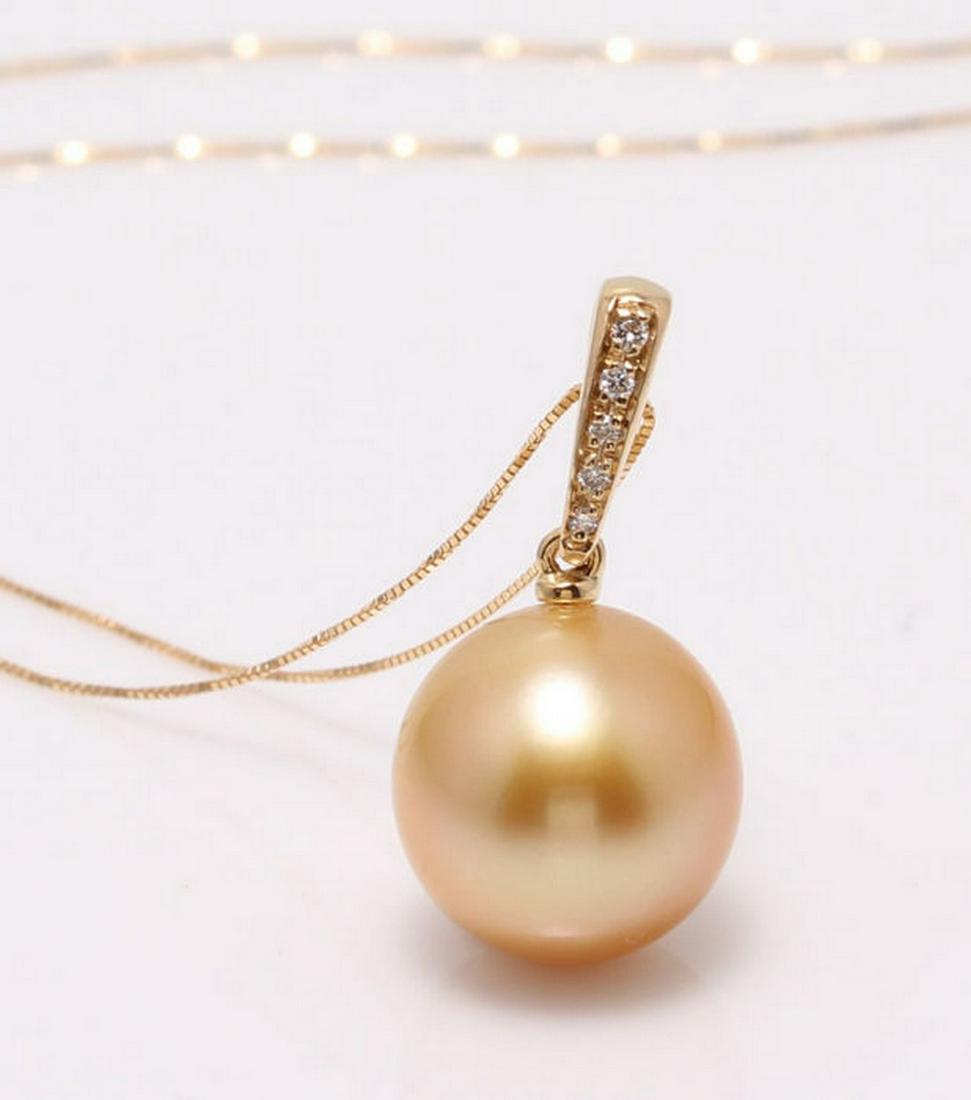 14 kt. Yellow Gold - 11x12mm Golden South Sea Pearl -: Title: 14 kt. Yellow Gold - 11x12mm Golden South Sea Pearl - Necklace with pendant - 0.04 ct Additional Information: Emerging from the warm oceans of Indonesia, this South Sea pearl has a natural beau