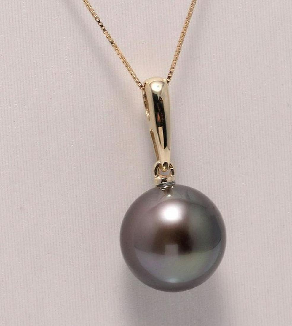 14 kt. Yellow Gold - 12x13mm Round Tahitian Pearl -: Title: 14 kt. Yellow Gold - 12x13mm Round Tahitian Pearl - Necklace with pendant Additional Information: Produced in the tropical lagoons of French Polynesia, this pearl has been selected for its natu