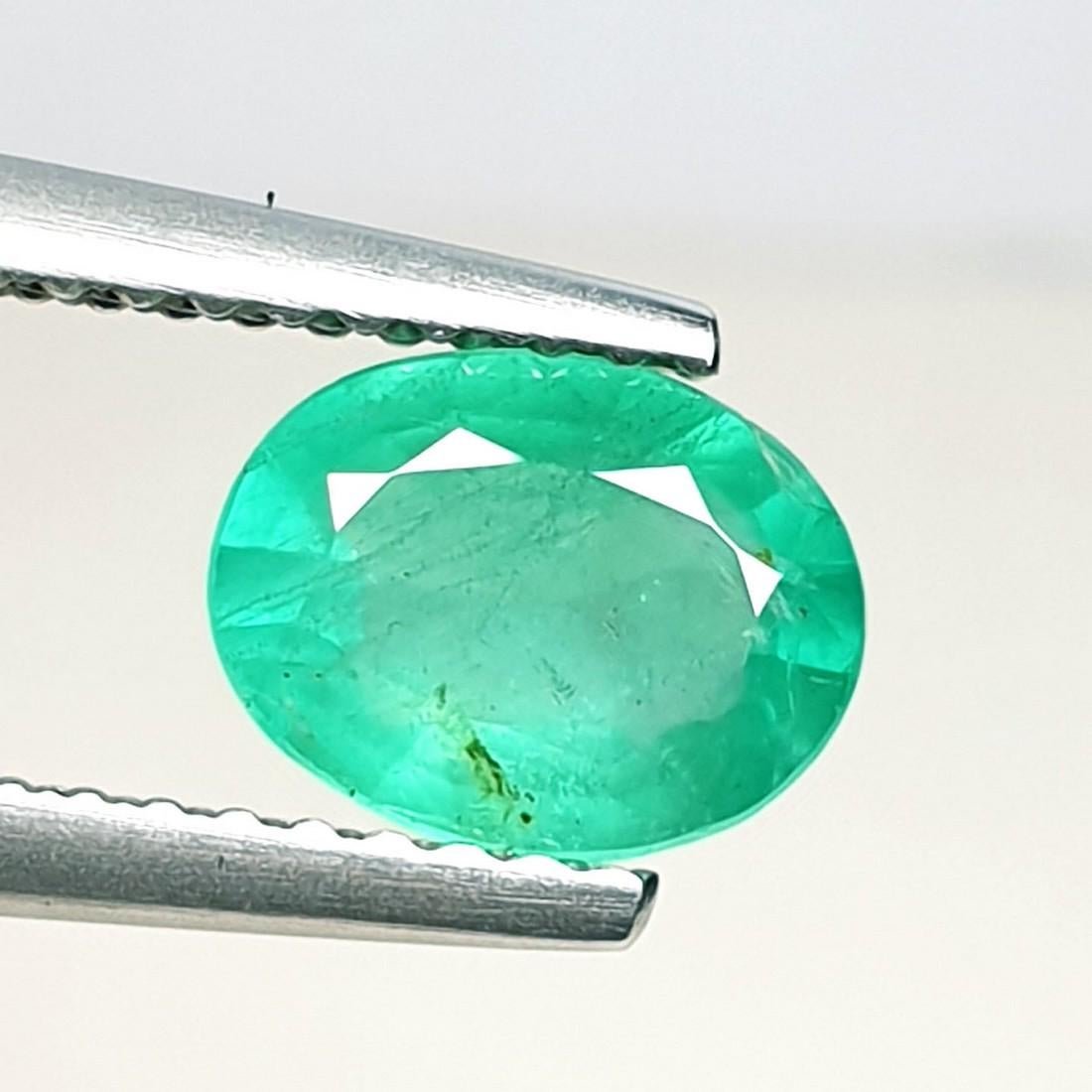 Natural Emerald Oval Cut 0.90 ct (1 of 4)