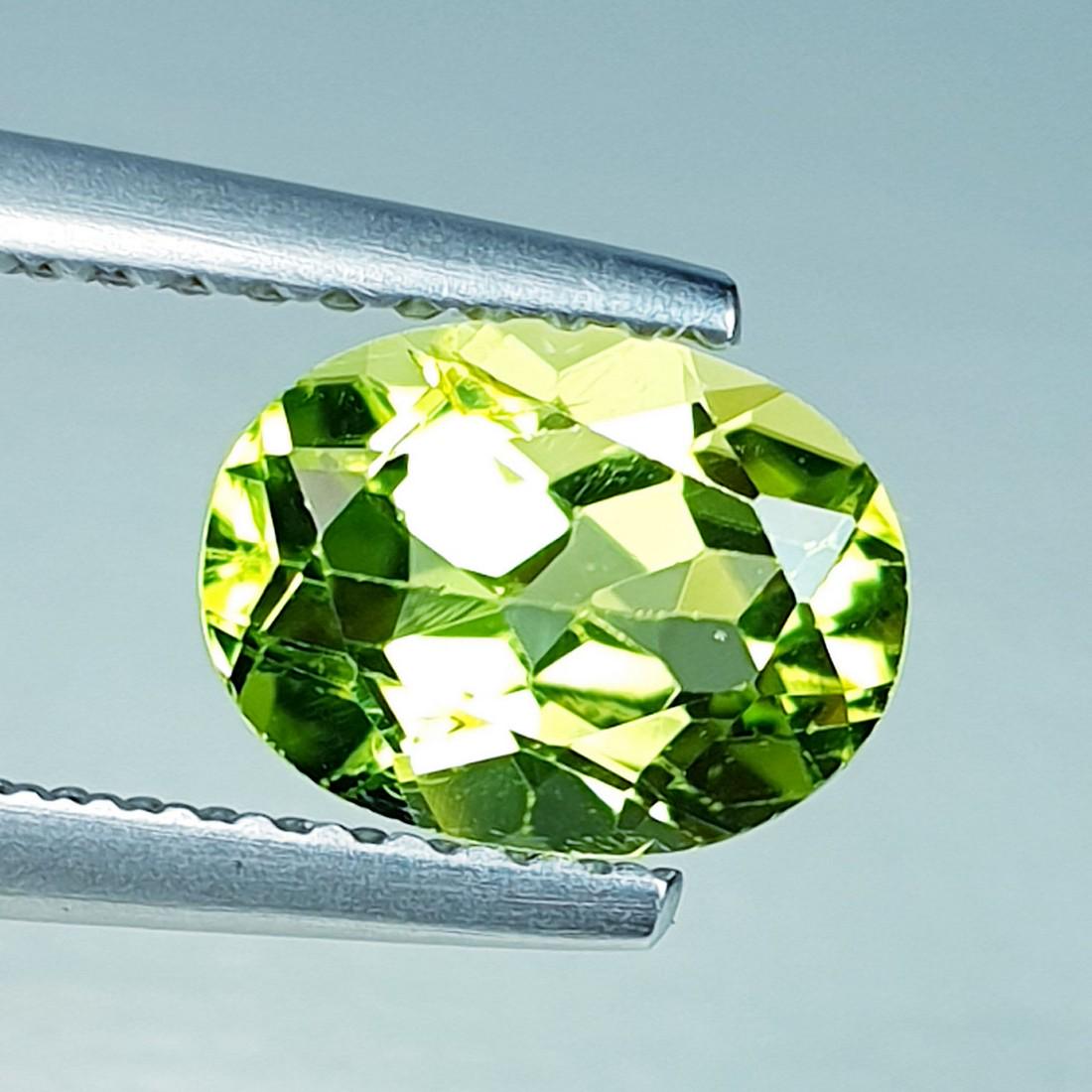 Natural Peridot Oval Cut 1.45 ct: No Reserve! Title: Natural Peridot Oval Cut 1.45 ct Color/Clarity: VVS Gemstones: Loosegemstone Carat Weights: 1.45 Size/Dimensions: 8.00 x 6.00 x 4.20 Additional Information: Oval - Pakistan Shipping