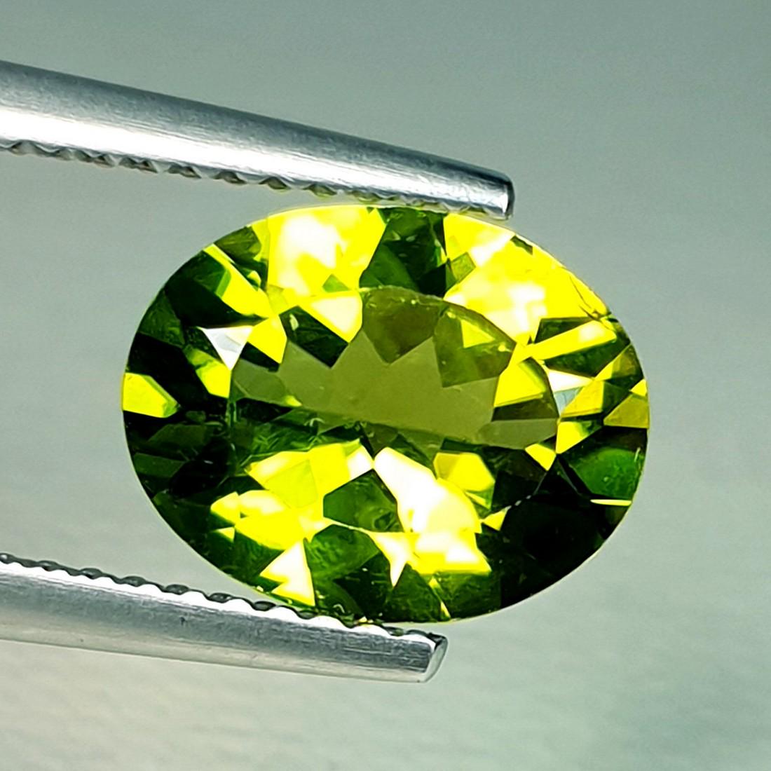 Natural Peridot Oval Cut 2.65 ct: No Reserve! Title: Natural Peridot Oval Cut 2.65 ct Color/Clarity: VVS Gemstones: Loosegemstone Carat Weights: 2.65 Size/Dimensions: 10.00 x 8.00 x 4.70 Additional Information: Oval - Pakistan Shippin