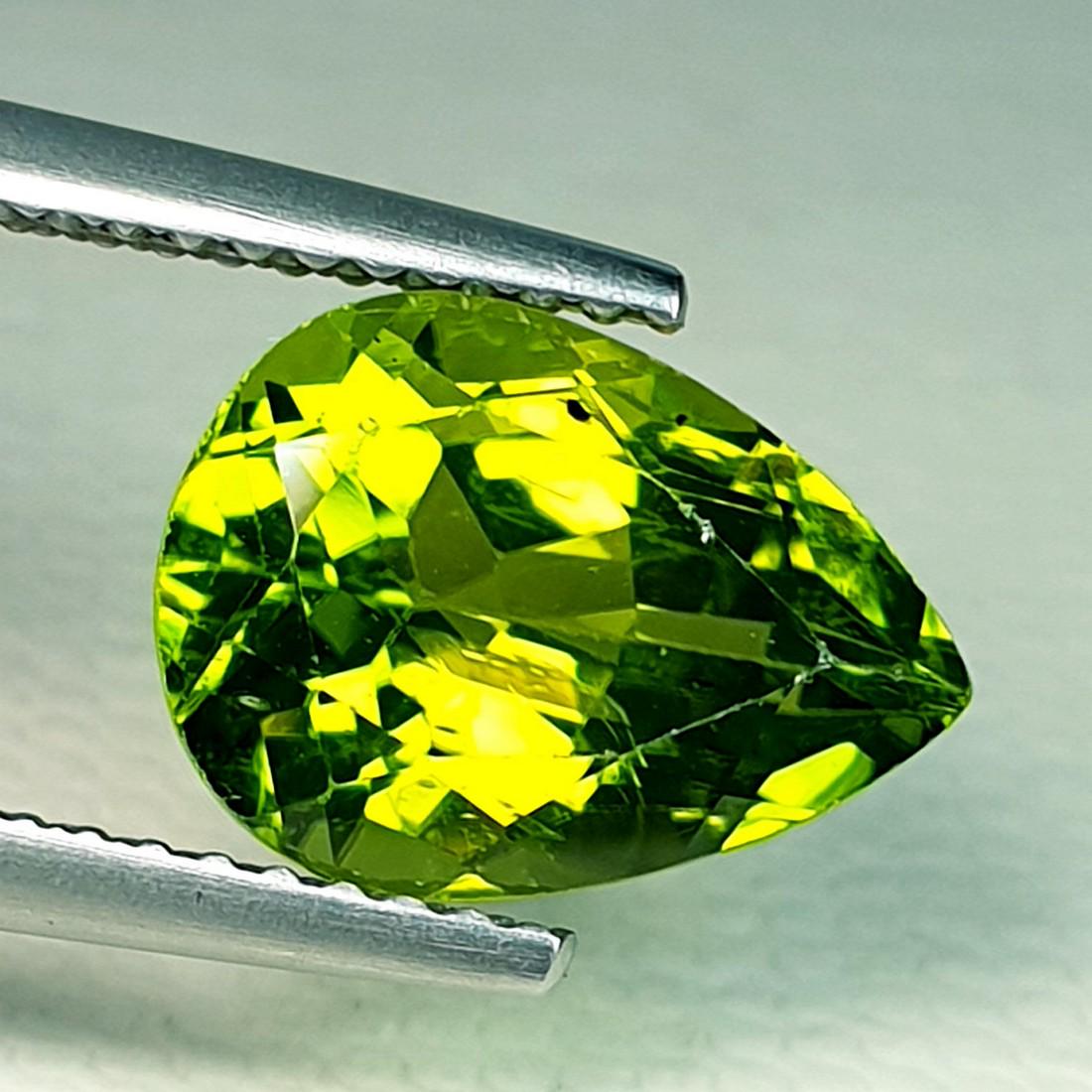 Natural Peridot Pear Cut 3.52 ct: No Reserve! Title: Natural Peridot Pear Cut 3.52 ct Color/Clarity: VVS Gemstones: Loosegemstone Carat Weights: 3.52 Size/Dimensions: 11.00 x 8.10 x 6.00 Additional Information: Pear - Pakistan Shippin