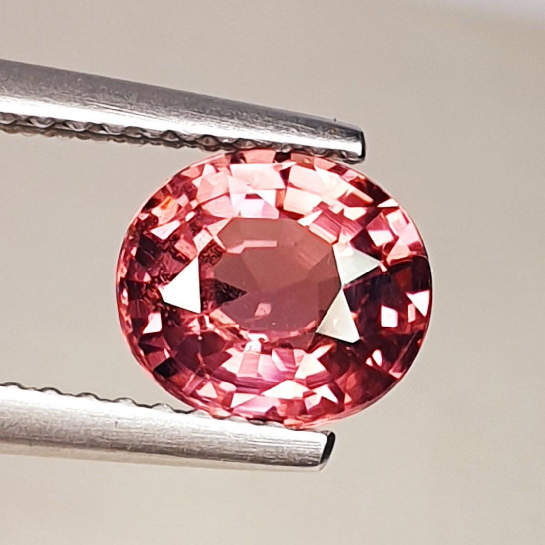 Natural Rhodolite Garnet Oval Cut 1.60 ct: No Reserve! Title: Natural Rhodolite Garnet Oval Cut 1.60 ct Color/Clarity: VVS - VS Gemstones: Gemstones Carat Weights: 1.6 Size/Dimensions: 7.30 x 6.50 x 4.00 Additional Information: Oval - Burma Sh