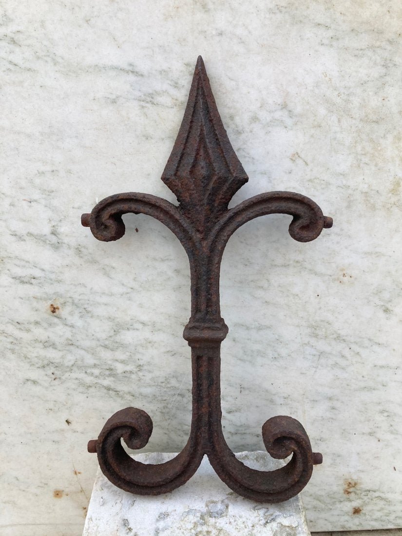 19thc Cast Iron Fence Spear: Title: 19thc cast iron fence spear Dimensions:12” high. 6” wide. Shipping: Domestic: Flat-rate of $16.00 to anywhere within the contiguous U.S. International: Foreign shipping rates are determined