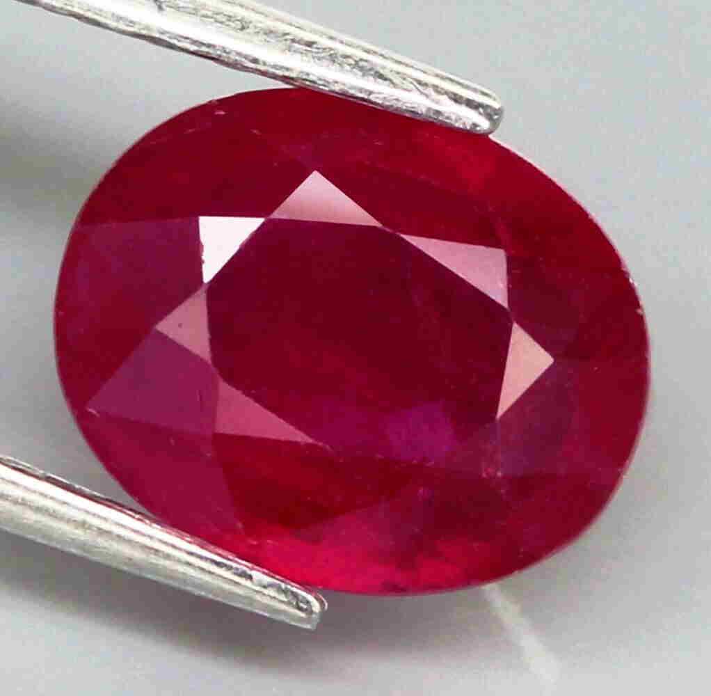 3,32 cts Natural Oval Blood Red Ruby (1 of 3)